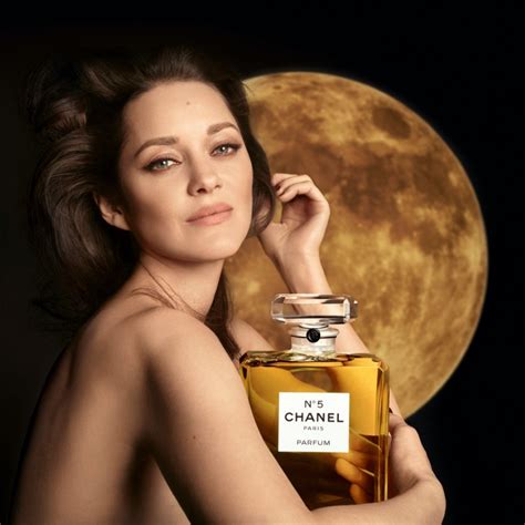 what actress wore chanel no 5 to bed|Chanel no 5 to bed.